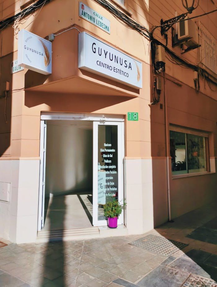 Entrada de Guyunusa desde la calle Antonio Ledesma