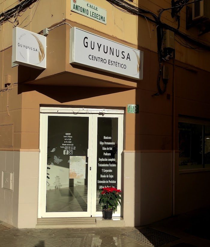 Fachada de Guyunusa Centro Estético en la calle Antonio Ledesma, Almería