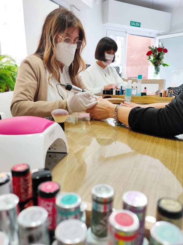 Interior del centro Guyunusa durante un servicio de manicura
